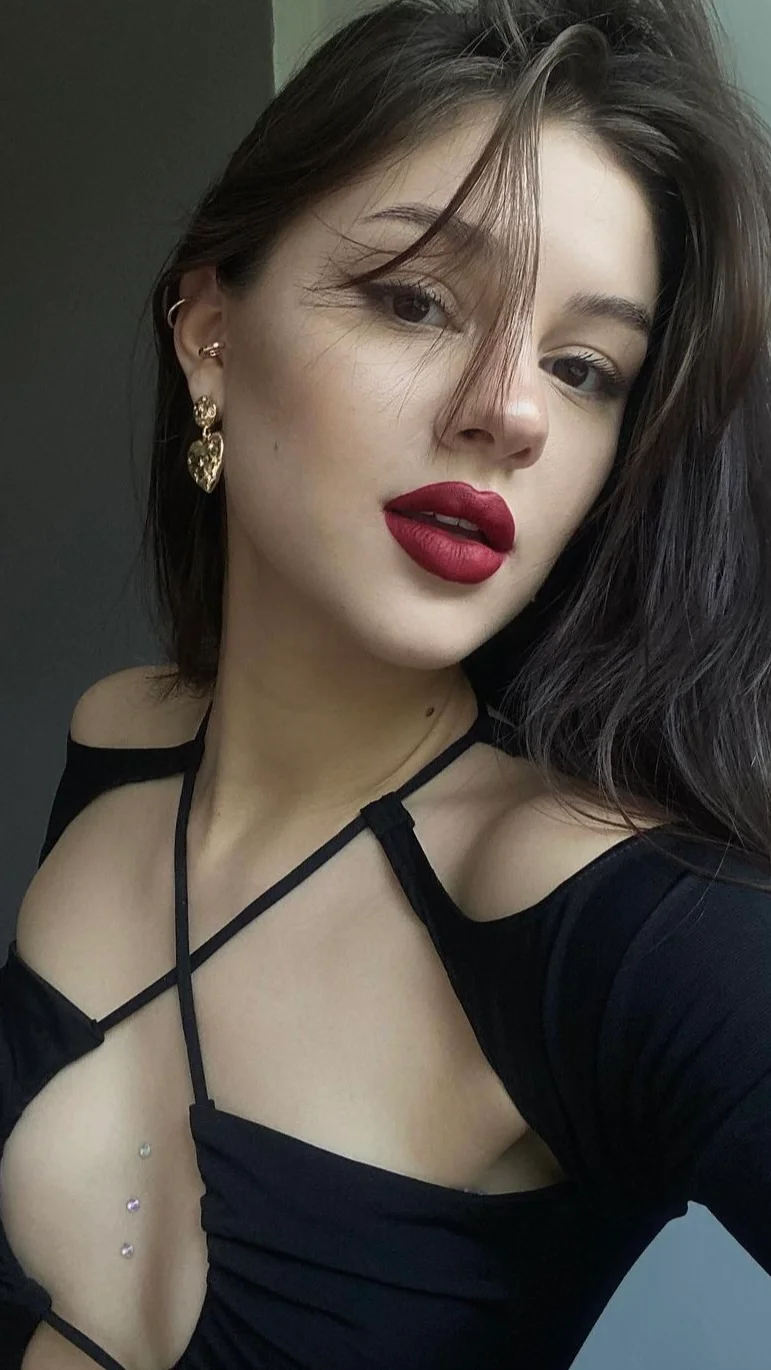 Curvy hot Lebanon escort model