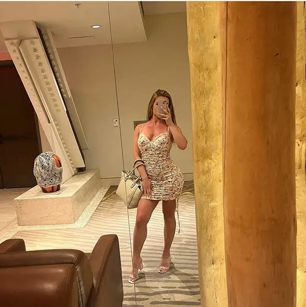 Sexy call girl in Lebanon posing confidently